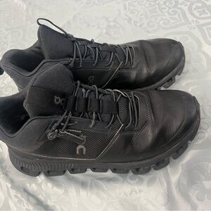 On Running women’s athletic Black Waterproof Trail Sneakers size 7.5
